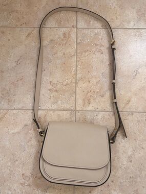 Marc Jacobs Cream Pebbled Leather Crossbody Bag with Gold Hardware